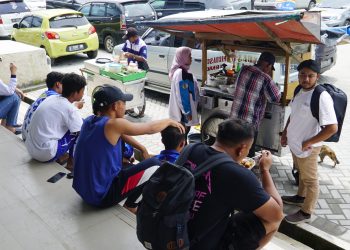 Pedagang di SOR R.A.A Adiwijaya, Kabupaten Garut, melayani pembeli yang didominasi oleh atlet yang sedang bertanding di Porprov Jabar XIV Tahun 2022, Sabtu (12/11/2022) (Foto: Istimewa)