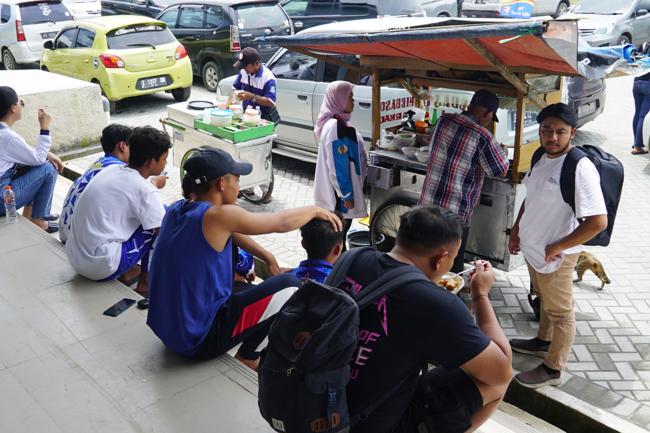 Pedagang di SOR R.A.A Adiwijaya, Kabupaten Garut, melayani pembeli yang didominasi oleh atlet yang sedang bertanding di Porprov Jabar XIV Tahun 2022, Sabtu (12/11/2022) (Foto: Istimewa)