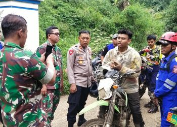 Enam pemuda yang tergabung dalam komunitas Adventure Motor Trail berhasil ditemukan selamat usai dilaporkan tersesat di dataran tinggi wilayah Kampung Patrol, Desa Dano, Kecamatan Leles, Kabupaten Garut, Senin (14/11/2022) (Foto: Istimewa)