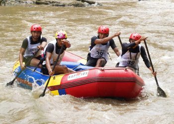 Aksi para atlet yang berlaga di Cabor Arung Jeram Porprov Jabar XIV Tahun 2022 yang dilaksanakan di Sungai Cimanuk, Desa Dangdeur, Kecamatan Banyuresmi, Kabupaten Garut, Rabu (16/11/2022) (Foto: Istimewa)