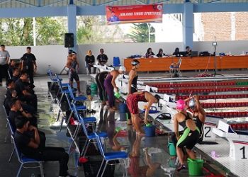 Beberapa aksi atlet cabor selam kolam dalam perhelatan Porprov Jabar XIV Tahun 2022 yang dilaksanakan di Gedung Akuatik Talaga Bodas, Kecamatan Tarogong Kidul, Kabupaten Garut, Sabtu (12/11/2022).(Foto: andre/dara.co.id)
