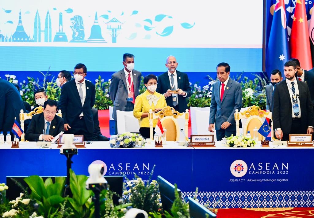 Presiden Jokowi sebelum mengikuti KTT Ke-17 Asia Timur di Hotel Sokha Phnom Penh, Minggu (13/11/2022). (Foto: BPMI Setpres/Laily Rachev)

