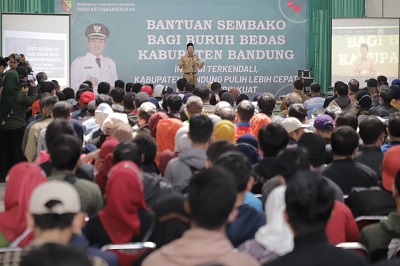 Bupati Bandung Bagi-bagi Paket Sembako kepada Buruh, Anggarannya dari Penanggulangan Inflasi Daerah
