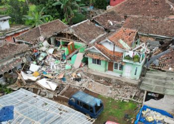 Kondisi rumah warga yang terdampak gempa di Cugenang, Kabupaten Cianjur, Jawa Barat pada Jumat (25/11). (Pengelola Data dan Sistem Informasi BNPB)