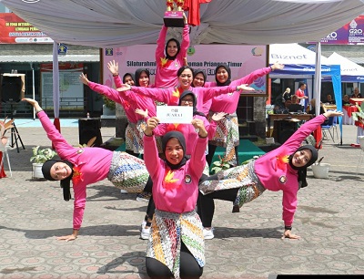 
Kegiatan pertemuan dan silaturahmi Dharma Wanita Persatuan Pengayoman (DWP) se-Priangan Timur, diisi dengan Lomba Senam antar Unit Pelaksana Teknis (UPT) di halaman Lapas Kelas IIB Garut, Jalan KH.Hasan Arif, Kecamatan Banyuresmi, Kabupaten Garut, Sabtu (5/11/2022).(Foto: andre/dara.co.id)