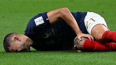 Kemenangan Timnas Prancis atas Australia pada laga Grup D harus dibayar mahal dengan cederanya  Lucas Hernandez (Foto: Goal.com)