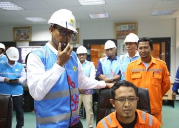 Direktur Utama PT PLN (Persero) Darmawan Prasodjo memantau posko kelistrikan di posko monitoring kelistrikan di Nusa Dua, Unit Pelaksana Pengatur Beban Bali,Selasa (15/11/2022)