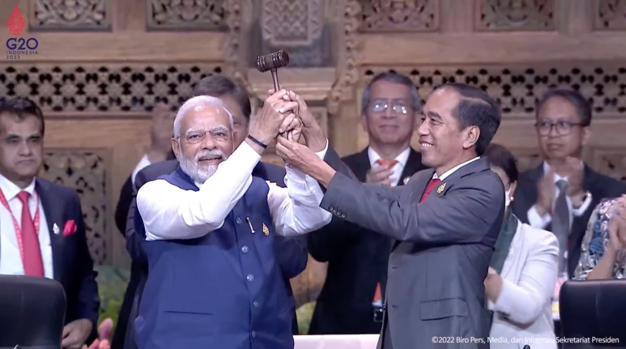 Presiden Jokowi menyerahkan estafet presidensi G20 ke India, Hotel The Apurva Kempinski, Bali, Rabu (16/11/2022), sore. (Sumber: Tangkapan Layar)

