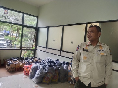 Asep Sehabudin dengan bantuan yang siap didistribusikan buat korban gempa Cianjur (Foto: Istimewa)