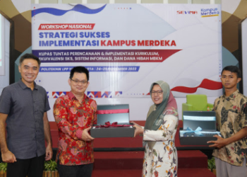 Penyerahan Hadiah Laptop oleh Wikan Sakarinto saat Seminar, kepada Pemenang Kompetisi SEVIMA (Foto: Istimewa)