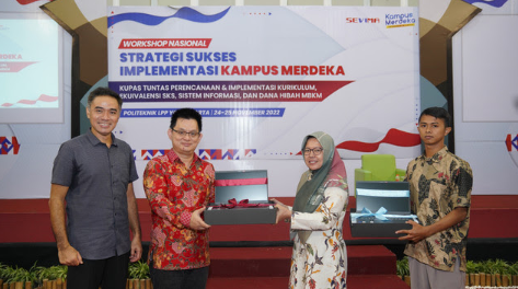 Penyerahan Hadiah Laptop oleh Wikan Sakarinto saat Seminar, kepada Pemenang Kompetisi SEVIMA (Foto: Istimewa)
