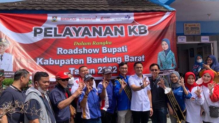 Hengky Kurniawan, Eriska Hendrayana bersama berbagai pihak saat road show di Padalarang. (Foto: istimewa)
