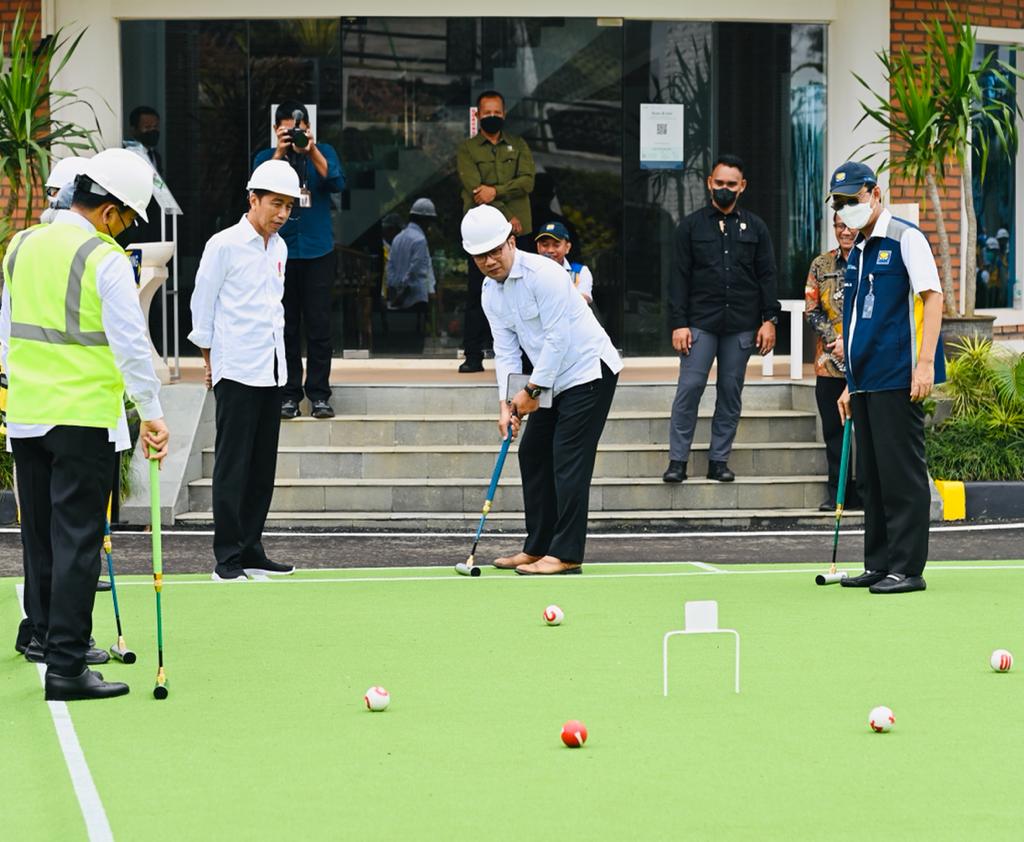 Presiden Jokowi saat menonton Menteri PUPR Basuki Hadimuljono dan Gubernur Jabar Ridwan Kamil bermain olahraga gateball, Jumat (23/12/2022). (Foto: BPMI Setpres/Laily Rachev)
