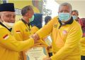 Baznas Kabupaten Sukabumi menerima penghargaan dari Bupati Sukabumi Marwan Hamami atas kontribusinya dalam kegiatan penanggulangan HIV/Aids (Foto: Istimewa)