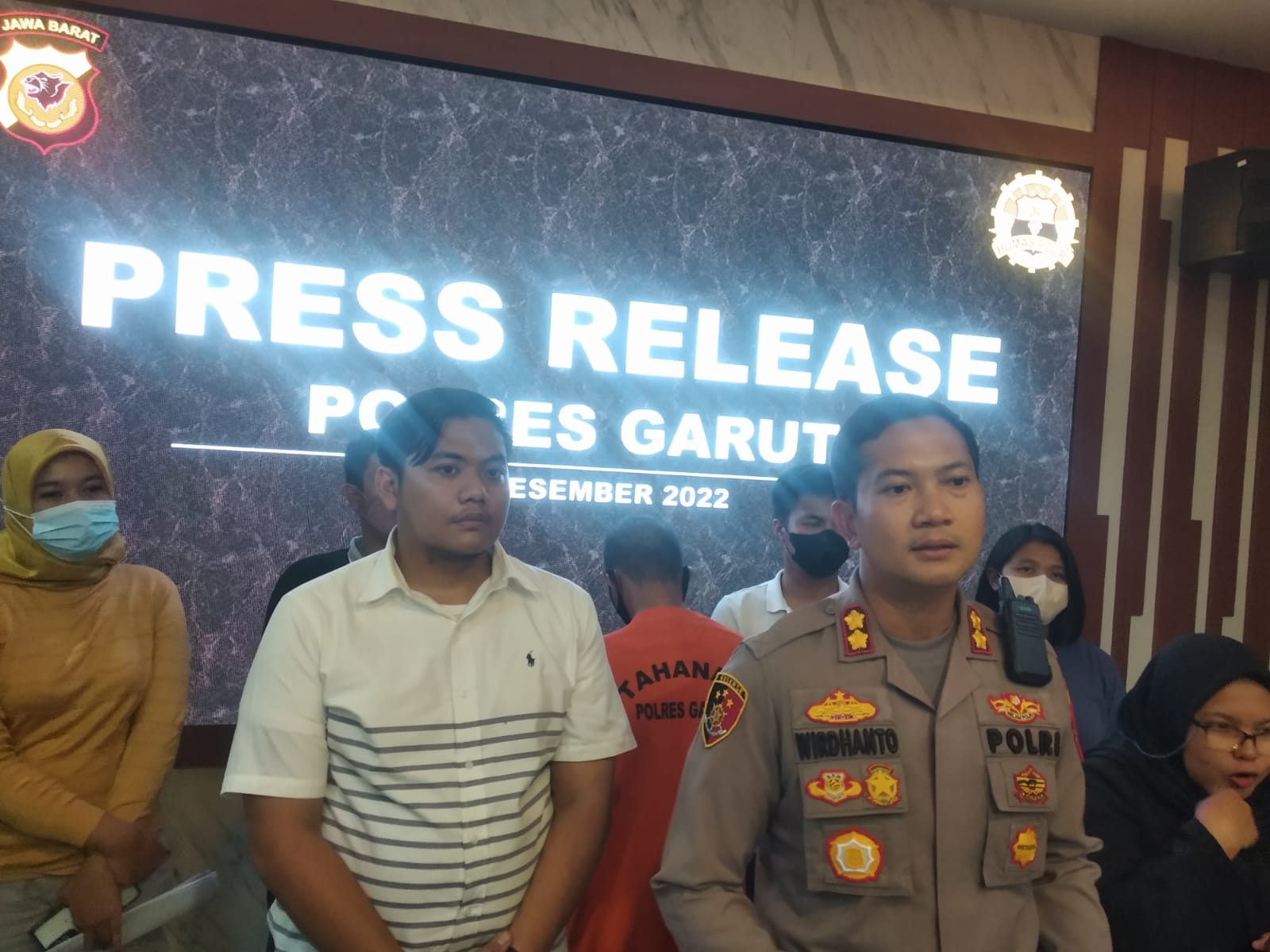Kapolres Garut, AKBP Wirdhanto Hadicaksono, memberikan keterangan saat konferensi pers di Mapolres Garut, Jalan Sudirman, Kecamatan Karangpawitan, Kabupaten Garut, Rabu (21/12/2022) (Foto: Istimewa)