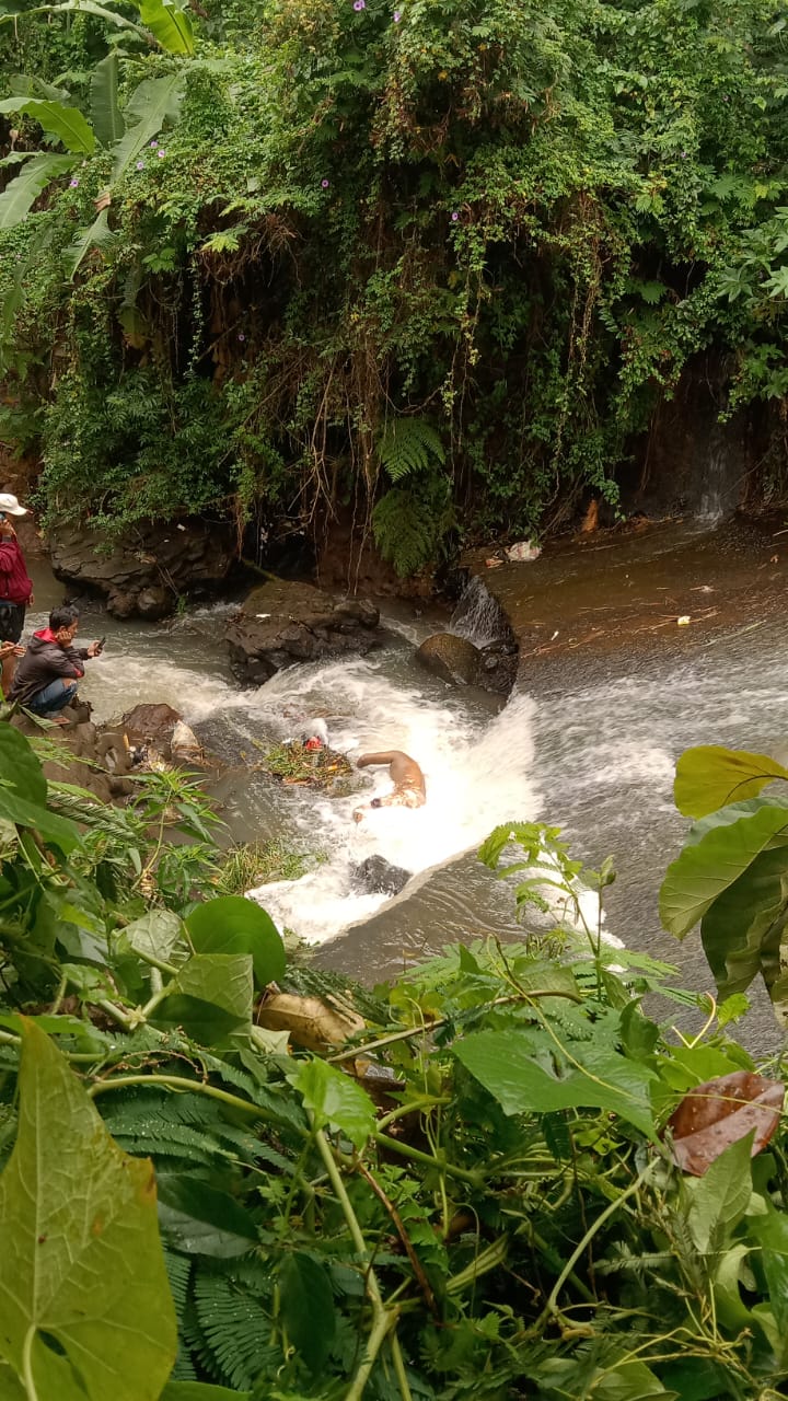 Sesosok mayat pria tanpa identitas ditemukan mengambang di Sungai Cikokok, tepatnya  di Kampung Dangdeur, Desa Mekarsari, Kecamatan Bayongbong, Kabupaten Garut, Senin (26/12/2022) (Foto: Istimewa)