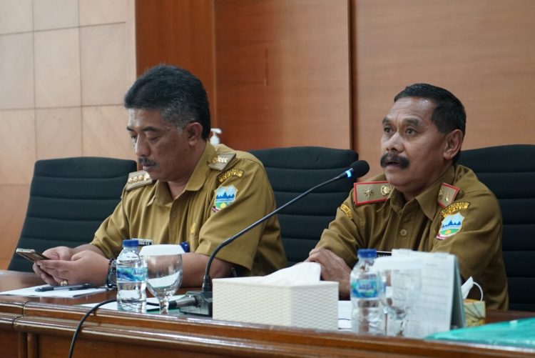 Kepala DPMD Garut, Wawan Nurdin, didampangi Sekretaris DPMD, Erwin Royanto, saat  rapat persiapan pelaksanaan tahapan pilkades serentak gelombang 2 tahap 2 tahun 2023 (Foto: Istimewa)