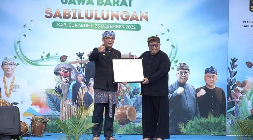 Gubernur Jawa Barat Ridwan Kamil menyerahkan WBTB kepada Bupati Sukabumi H Marwan  Hamami (Foto: Istimewa)
