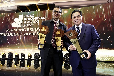 

Menteri Badan Usaha Milik Negara (BUMN), Erick Thohir, dan Direktur Utama PT PLN (Persero), Darmawan Prasodjo  menerima penghargaan di ajang CNBC Indonesia Awards 2022 di Jakarta, Senin (12/12/2022). (Foto: Istimewa)
