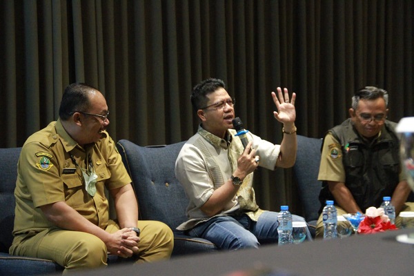 Bupati Bandung Dadang Supriatna didampingi  Kepala DiskominfoYudi Abdurrachman
memberikan pengarahan pada Rapat Koordinasi pencapaian target kinerja 2022 dan Rencana Kerja 2023 di Hotel Aston Bandung hari Senin (26/12/22). (Foto: Diskominfo)

