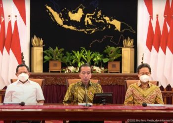 Presiden Jokowi didampingi Menkes Budi Gunadi Sadikin dan Mendagri Tito Karnavian, memberikan keterangan pers, Jumat (30/12/2022), di Istana Negara, Jakarta. (Sumber: Tangkapan Layar)