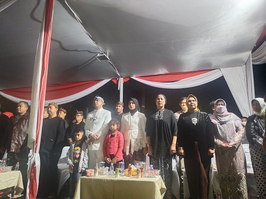 Bupati Bandung Barat Hengky Kurniawan bersama ASN Bandung Barat dan undangan lainnya mengucapkan  Deklarasi Revolusi Mental ASN KBB di Lembah Dewata-Lembang, Jum'at malam (30/12/2022).(Foto: heny/dara.co.id)