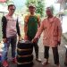 Dua pengusaha pakaian asal Jakarta memberikan bantuan berupa pakaian baru kepada korban musibah gempa di Cianjur Jawa Barat, Minggu (4/12/2022). (Foto: dyan/dara.co.id)