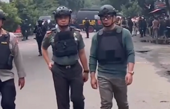 Gubernur Jawa Barat Ridwan Kamil berada di lokasi ledakan bom bunuh diri Bandung (Foto:Twitter)