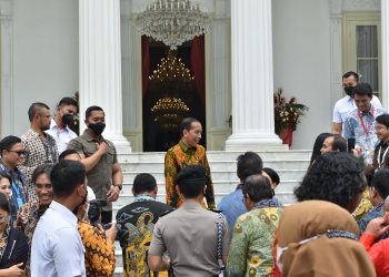 Presiden Jokowi bersama peserta Kompas100 CEO Forum Tahun 2022, di di Halaman Istana Merdeka, Jakarta, Jumat (02/12/2022) pagi. (Foto: Humas Setkab/Oji)