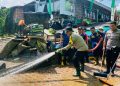 Kantor Pengurus Cabang Nahdlatul Ulama (PC NU) Kabupaten Sukabumi di Desa Cijalingan Kecamatan Cicantayan Kabupaten Sukabumi kebanjiran. Polisi menyemprotkan air untuk membersihkan lumpur (Foto: dyan/dara.co.id)