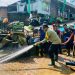 Kantor Pengurus Cabang Nahdlatul Ulama (PC NU) Kabupaten Sukabumi di Desa Cijalingan Kecamatan Cicantayan Kabupaten Sukabumi kebanjiran. Polisi menyemprotkan air untuk membersihkan lumpur (Foto: dyan/dara.co.id)