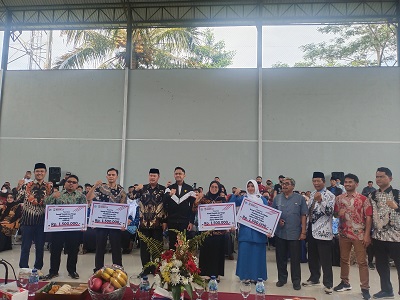 
Bupati Bandung Barat, Hengky Kurniawan berfoto bersama sejumlah guru Non ASN usai penyerahan honorer di Aula PGRI KBB, Jumat (16/12/2022).(Foto: heny/dara.co.id)