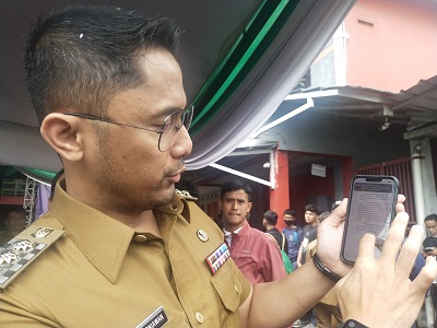 Hengky Kurniawan menunjukan surat rekomendasi kenaikan UMK 2023 yang ia setujui (Foto: Istimewa)