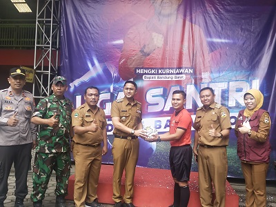 

Bupati Bandung Barat Hengky Kurniawan menyerahkan bola pada salah satu wasit pada Liga Santri se-KBB, sekaligus dimulainya pertandingan. (Foto: heny/dara.co.id) 