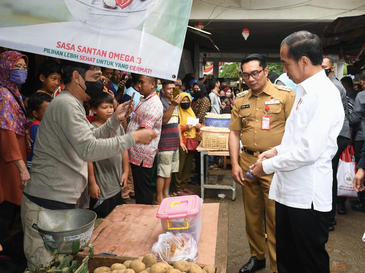 Presiden Joko Widodo di Pasar Pujasera, Kabupaten Subang, Jawa Barat, Selasa (27/12/2022) (Foto: BPMI Setpres)

