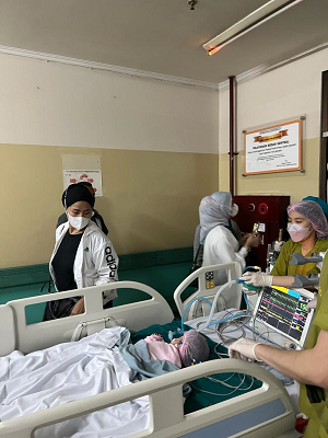 Hj. Ida Widaningsih menengok kondisi Ayesha dan Aleeya sehabis operasi pemisahan (Foto: heny/dara.co.id)