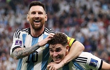 Lionel Messi dan Julian Alvarez. Cek hasil akhir Argentina vs Kroasia semifinal Piala Dunia 2022. (Foto: Twitter.com/FIFA)
