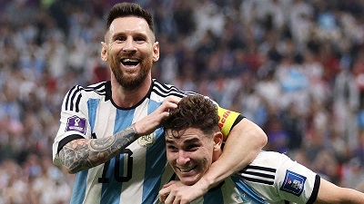

Lionel Messi dan Julian Alvarez. Cek hasil akhir Argentina vs Kroasia semifinal Piala Dunia 2022. (Foto: Twitter.com/FIFA)
