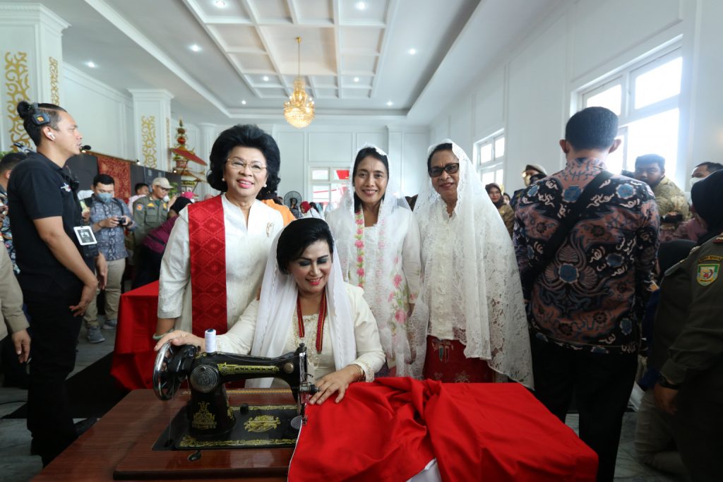 Mengenang Fatmawati Soekarno, Ibu-Ibu Pejabat Menjahit Merah Putih