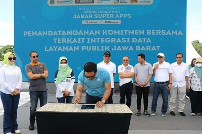 Wakil Bupati Sukabumi H. Iyos Somantri menandatangani perjanjian kerja sama integrasi data layanan publik antara Gubernur Jawa Barat dengan 27 kepala daerah kabupaten/kota di Stadion Pakansari Cibinong, Kabupaten Bogor, Minggu (18/12/2022). (Foto: Ist)