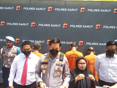 
Kapolres Garut, AKBP Wirdhanto Hadicaksono, didampingi Kasat Narkoba, AKP Jimi Ridwan Sihite, memberikan keterangan kepada wartawan saat konferensi pers di Mapolres Garut, Jalan Sudirman, Kecamatan Karangpawitan, Kabupaten Garut, Senin (5/12/2022).(Foto: andre/dara.co.id)
