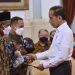 Presiden Jokowi menyerahkan sertifikat hak atas tanah untuk rakyat, di Istana Negara, Jakarta, Kamis (01/12/2022). (Foto: Humas Setkab/Oji)