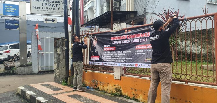 Satgas 5 Operasi Lilin Lodaya 2022 memasang spanduk imbauan kamtibmas di sejumlah lokasi strategis di wilayah hukum Polres Sukabumi Kota (Foto: Istimewa)