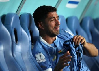 Penyerang Uruguay Luis Suarez menangis karena timnya gagal lolos ke babak 16 besar Piala Dunia 2022 (Foto : detik.com)