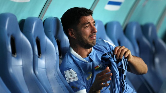 Penyerang Uruguay Luis Suarez menangis karena timnya gagal lolos ke babak 16 besar Piala Dunia 2022 (Foto : detik.com)
