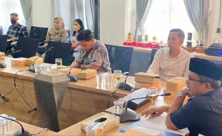 Pansus 3 menggelar rapat kerja membahas Raperda tentang Pelayanan Pemakaman Umum, di Gedung DPRD Kota Bandung, Jalan Sukabumi, Kota Bandung, Jumat (13/1/2023).