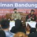 Bupati KBB Hengky Kurniawan saat berdiskusi dengan para seniman dan budayawan Bandung Barat. (foto: dara.co.id/ Heni Suhaeni)