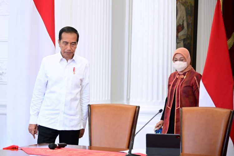 Presiden Jokowi dan Menaker Ida Fauziyah (Foto: BPMI Setpres/Muchlis Jr)