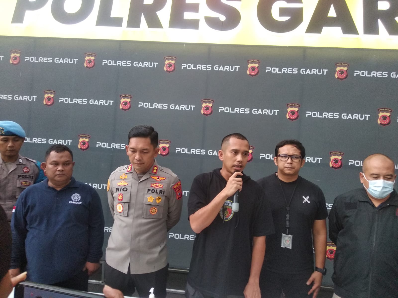 Kasubdit Jatanras Polda Metro Jaya, AKBP Indrawienny Panjiyoga, didampingi Kapolres Garut AKBP Rio Wahyu Anggoro, memberikan keterangan saat konferensi pers di Mapolres Garut, Jalan Sudirman, Kecamatan Karangpawitan, Kabupaten Garut, Selasa (24/1/2023) (Foto: Istimewa)