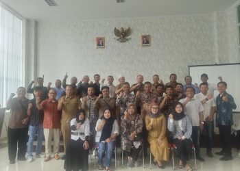 Keluarga besar Disnakertrans KBB berfoto bersama P3MI yang hadir di Kabupaten Bandung Barat (Foyo: heny/dara.co.id)